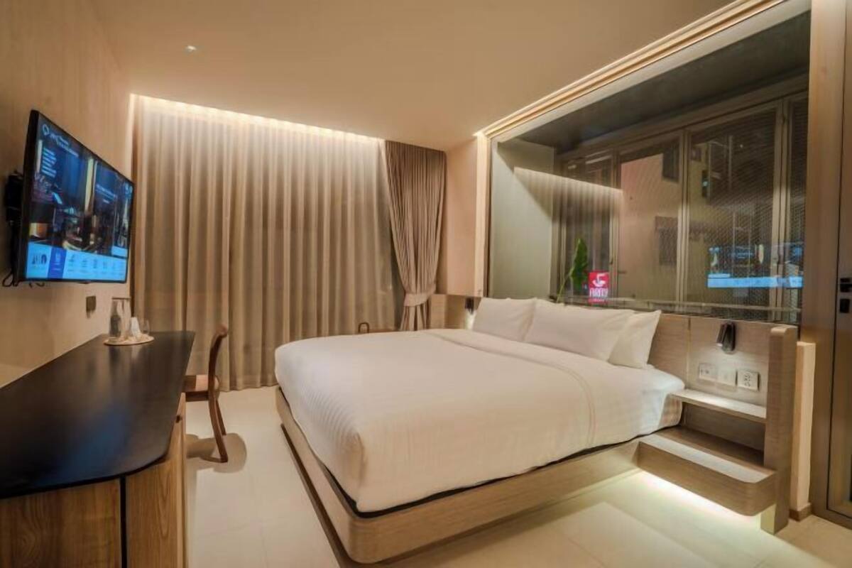 Premium bedding, in-room safe, desk, laptop workspace
