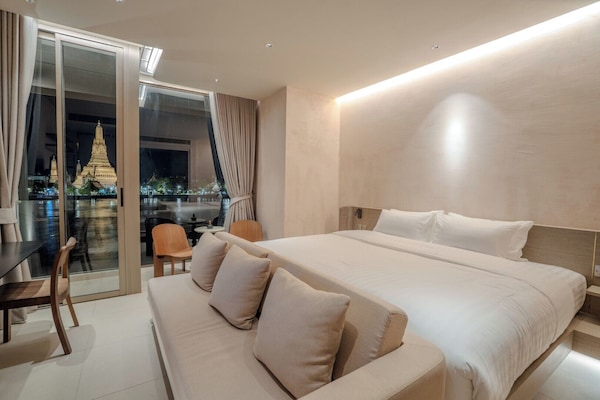 Premium bedding, in-room safe, desk, laptop workspace