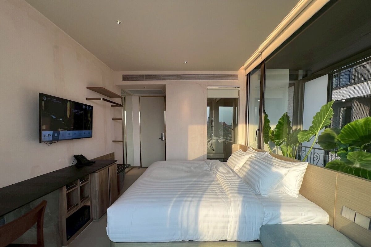 Deluxe Double Room with River View | Literie de qualité supérieure, coffres-forts dans les chambres, bureau