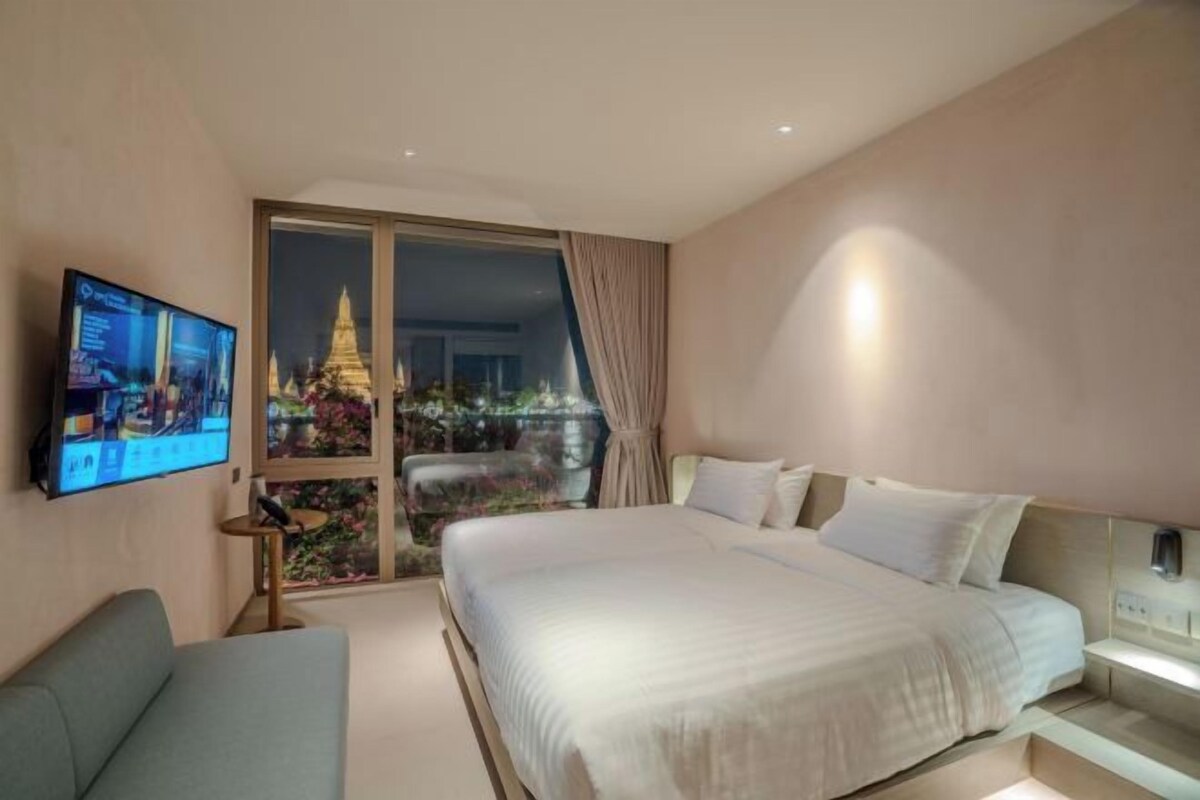 Premium bedding, in-room safe, desk, laptop workspace