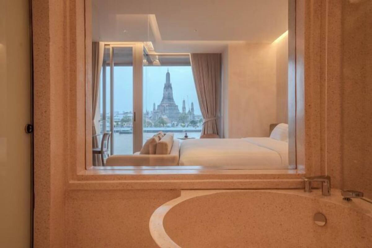 Premium bedding, in-room safe, desk, laptop workspace