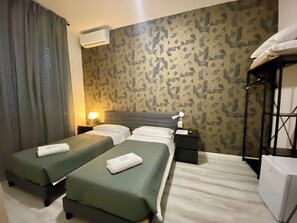 城市双床房 | 意大利 Frette 床单、高档床上用品、客房内保险箱、办公桌