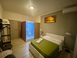 城市双人房 | 意大利 Frette 床单、高档床上用品、客房内保险箱、办公桌