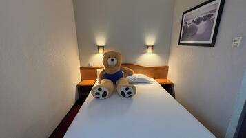 Double Room | Desk, free WiFi, bed sheets
