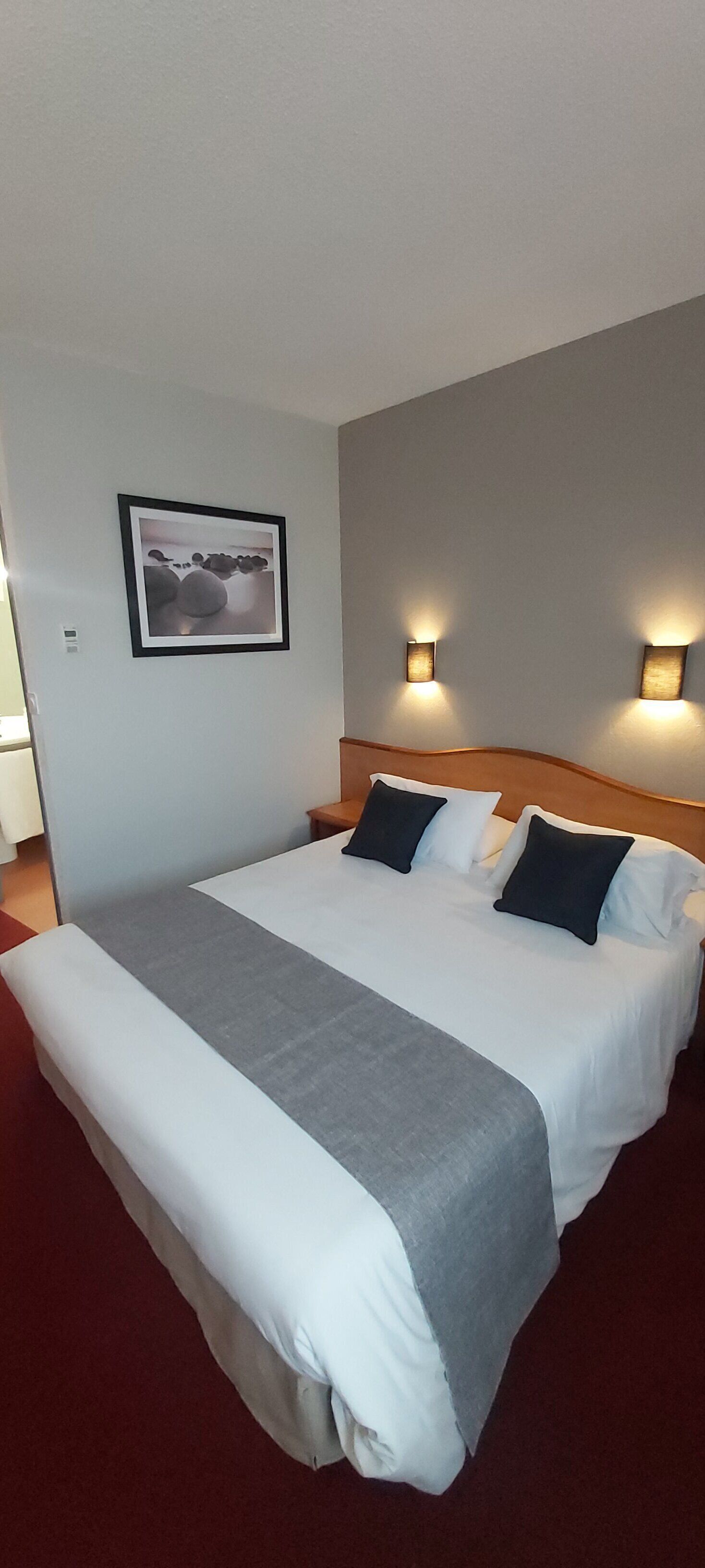 Escritorio, wifi gratis y ropa de cama 