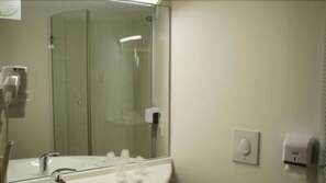 Regadera, amenidades de baño gratuitas, secadora de cabello, toallas