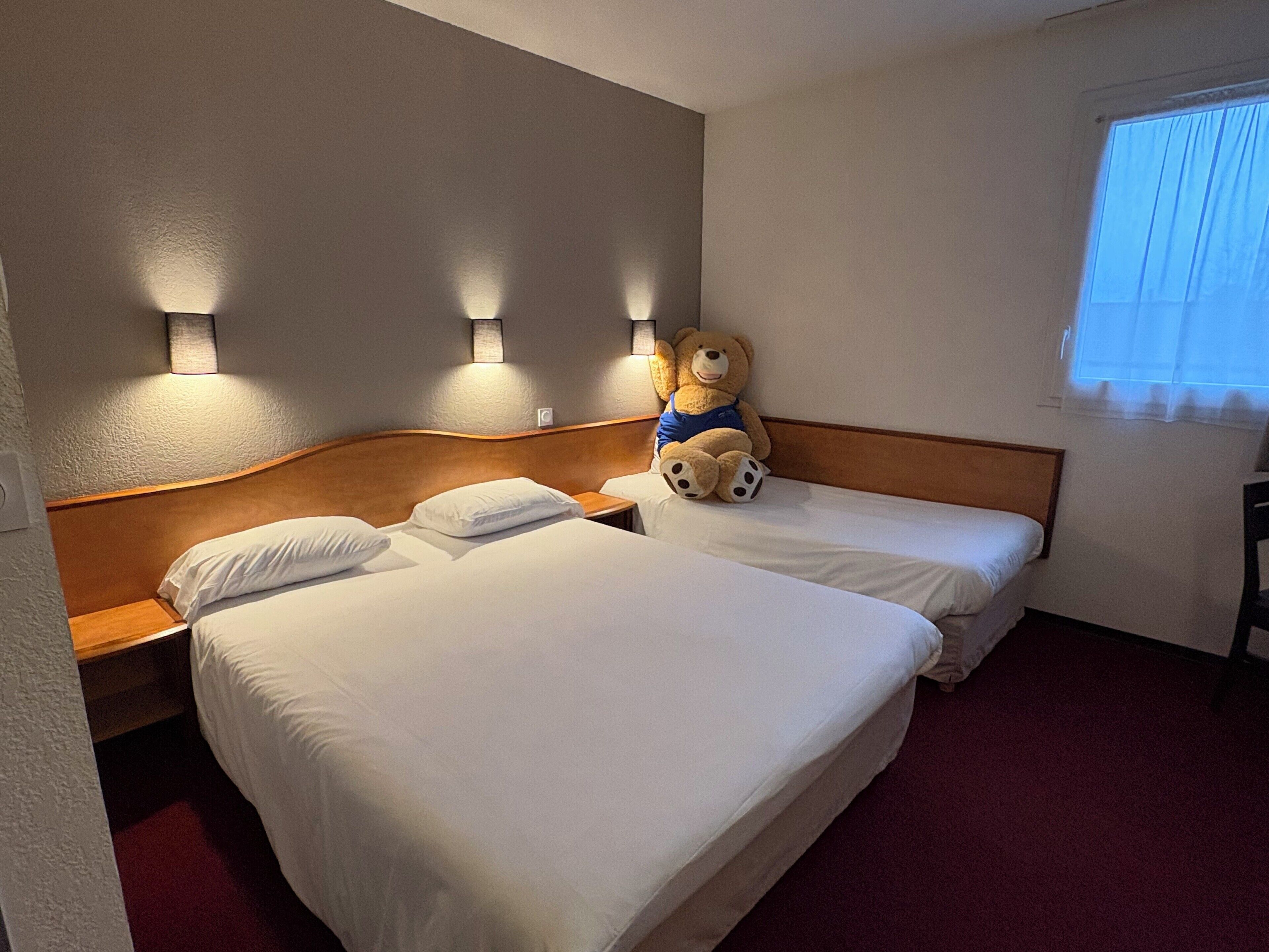 Desk, WiFi (free), bed sheets