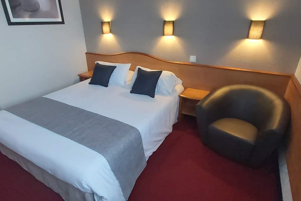 superior double room | desk, free wifi, bed sheets