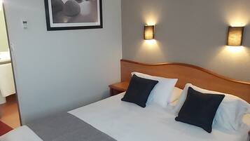 Quarto casal superior | Escrivaninha, Wi-Fi de cortesia, roupa de cama