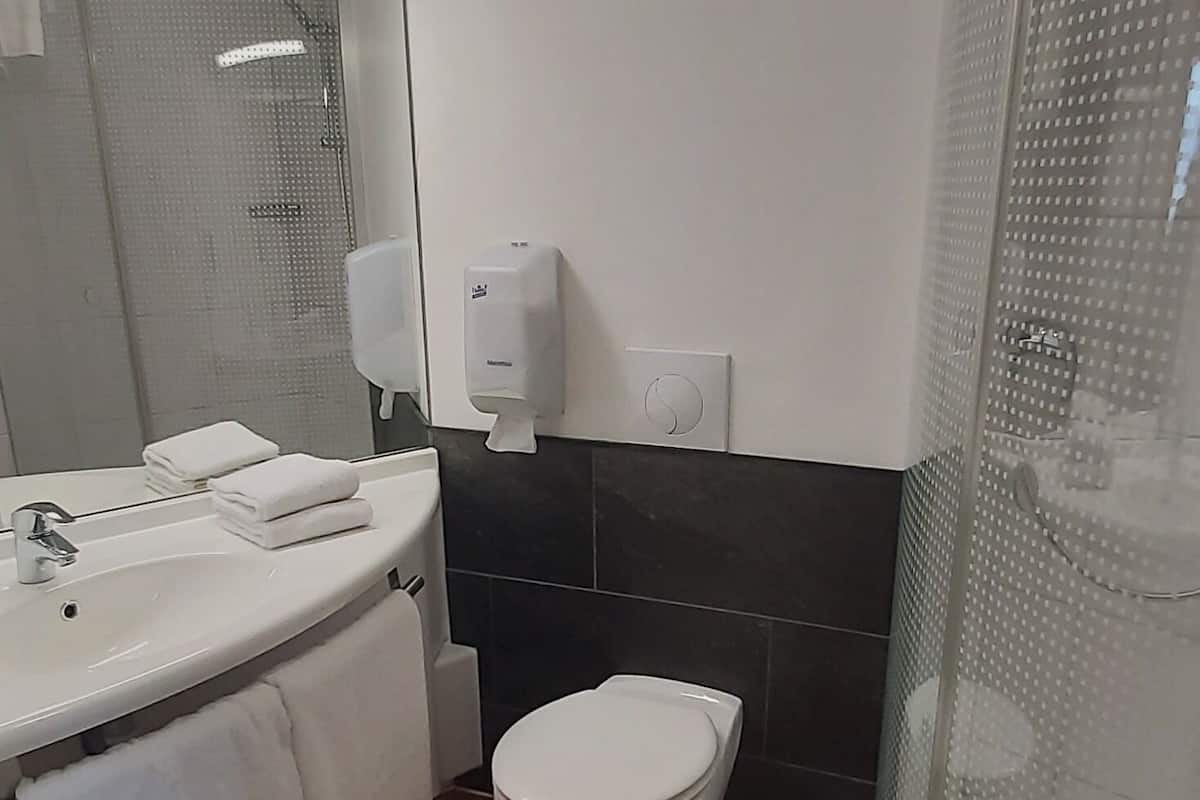 superior double room | desk, free wifi, bed sheets