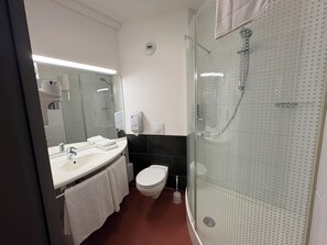 Een douche, gratis toiletartikelen, een haardroger, handdoeken