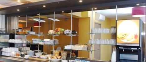 Colazione a buffet, servita tutte le mattine (9.9 EUR a persona) 