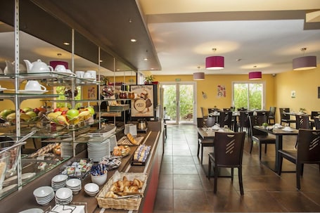 Daily buffet breakfast for a fee. Brit Hotel Confort Villeneuve Sur Lot