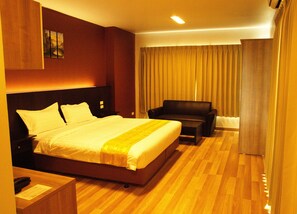 Hypo-allergenic bedding, in-room safe, blackout curtains, free WiFi - 101 Holiday Suite (Bangkok)