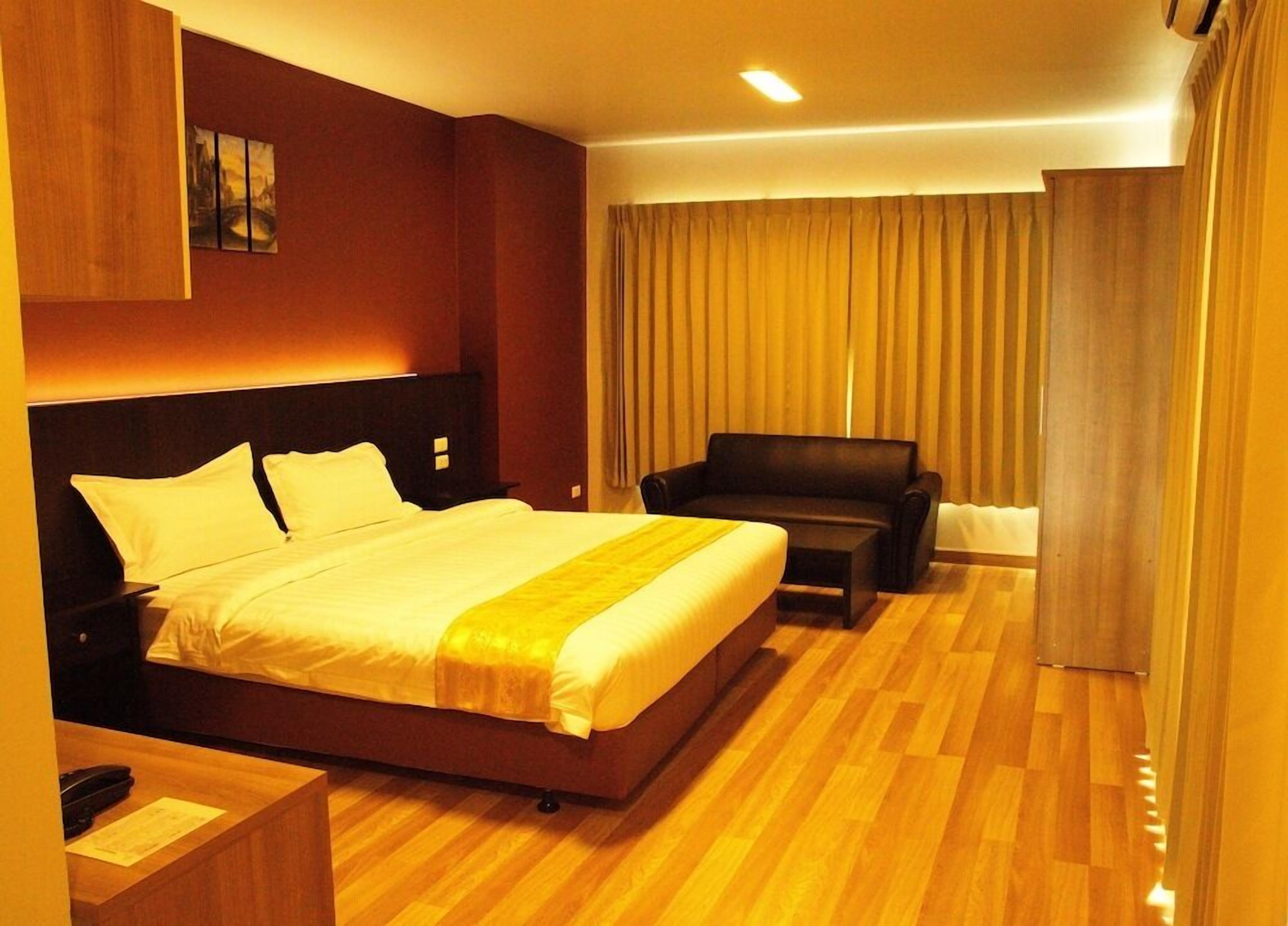 Hypo-allergenic bedding, in-room safe, blackout curtains, free WiFi