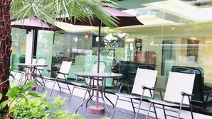 朝食、ランチ、ディナーに営業