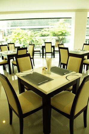 Breakfast, lunch, dinner served; Thai cuisine  - 101 Holiday Suite (Bangkok)