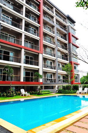 Outdoor pool, pool loungers - 101 Holiday Suite (Bangkok)