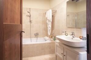 Apartment, 1 Queen Bed (2 pax) | Bathroom