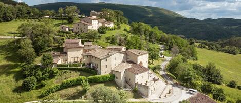 Vista frontal de la propiedad