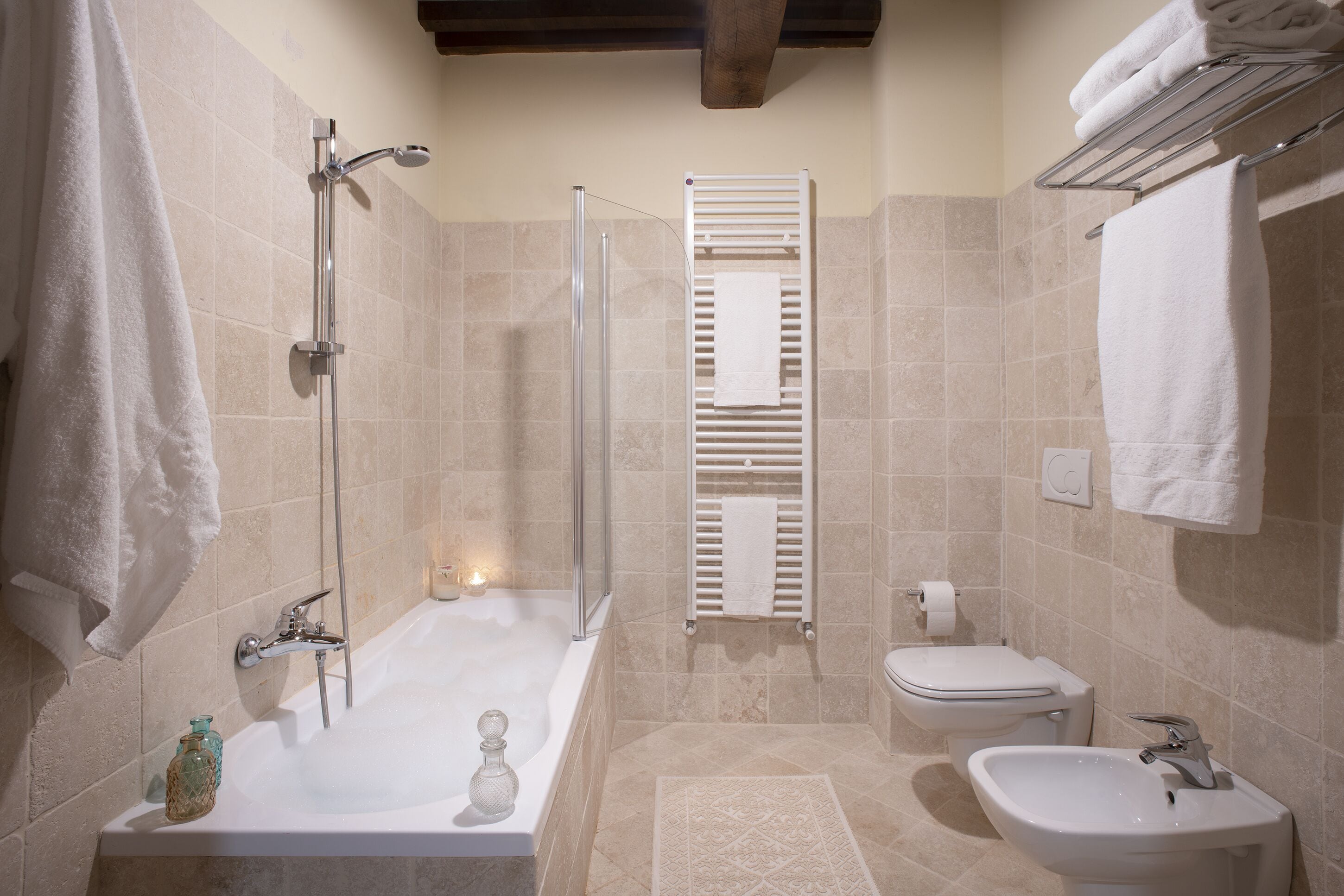 Un baño moderno con bañera, ducha, inodoro y lavabo.