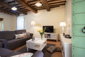 アパートメント クイーンベッド 2 台 (4 pax) | リビング エリア | 40 インチの薄型テレビ (デジタル放送視聴可)、テレビ