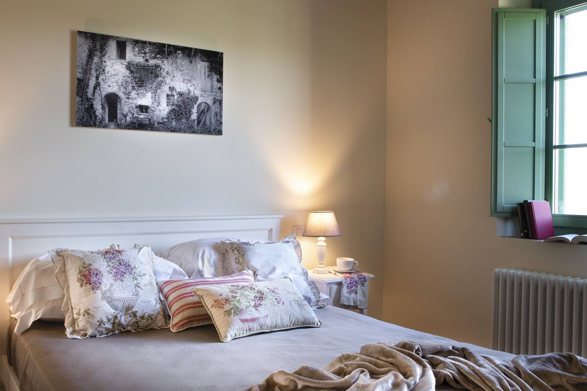 Premium bedding, in-room safe, free WiFi, bed sheets