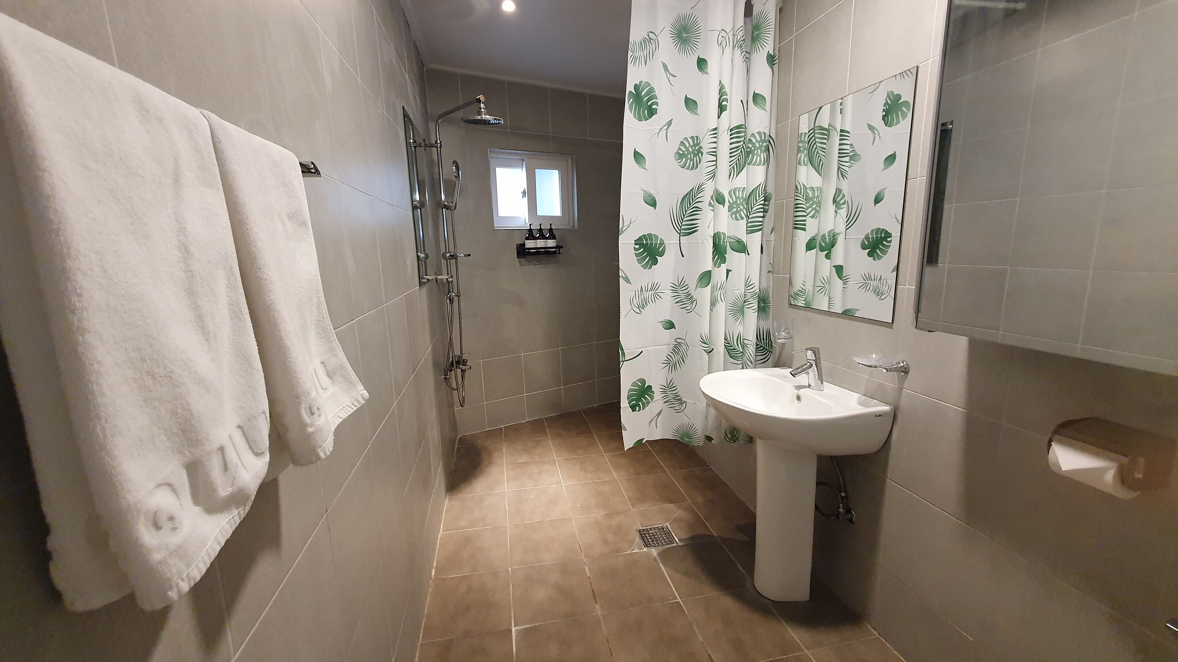 family room, multiple beds | bathroom | shower, free toiletries, hair dryer, slippers