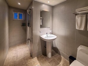Shower, free toiletries, hair dryer, slippers - Hotel Mini (Busan)
