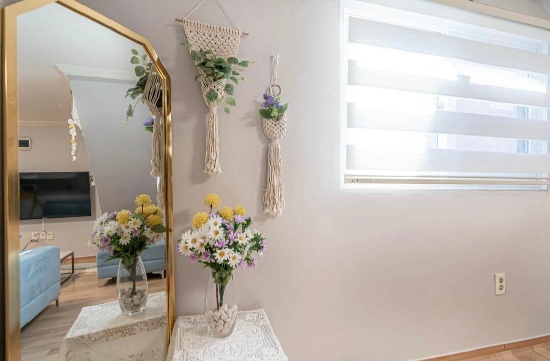 family room, multiple beds | living area