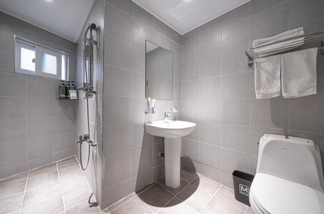 standard double room | bathroom | shower, free toiletries, hair dryer, slippers