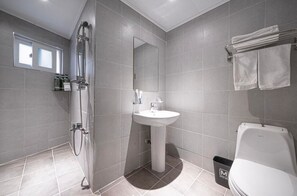 Standard-Doppelzimmer | Badezimmer | Dusche, kostenlose Toilettenartikel, Haartrockner, Hausschuhe