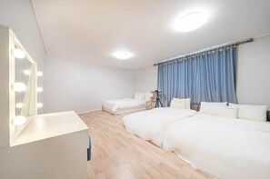 Chambre Familiale, plusieurs lits | Chambres insonorisées, Wi-Fi gratuit