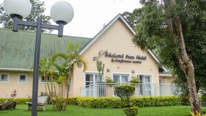 Um edifício com uma placa que diz 'Malawi Sun Hotel & Conference Center'.