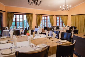 Se sirven almuerzos y cenas, cocina internacional