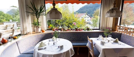 Se sirven desayunos, cenas y cocina regional con mesas al aire libre