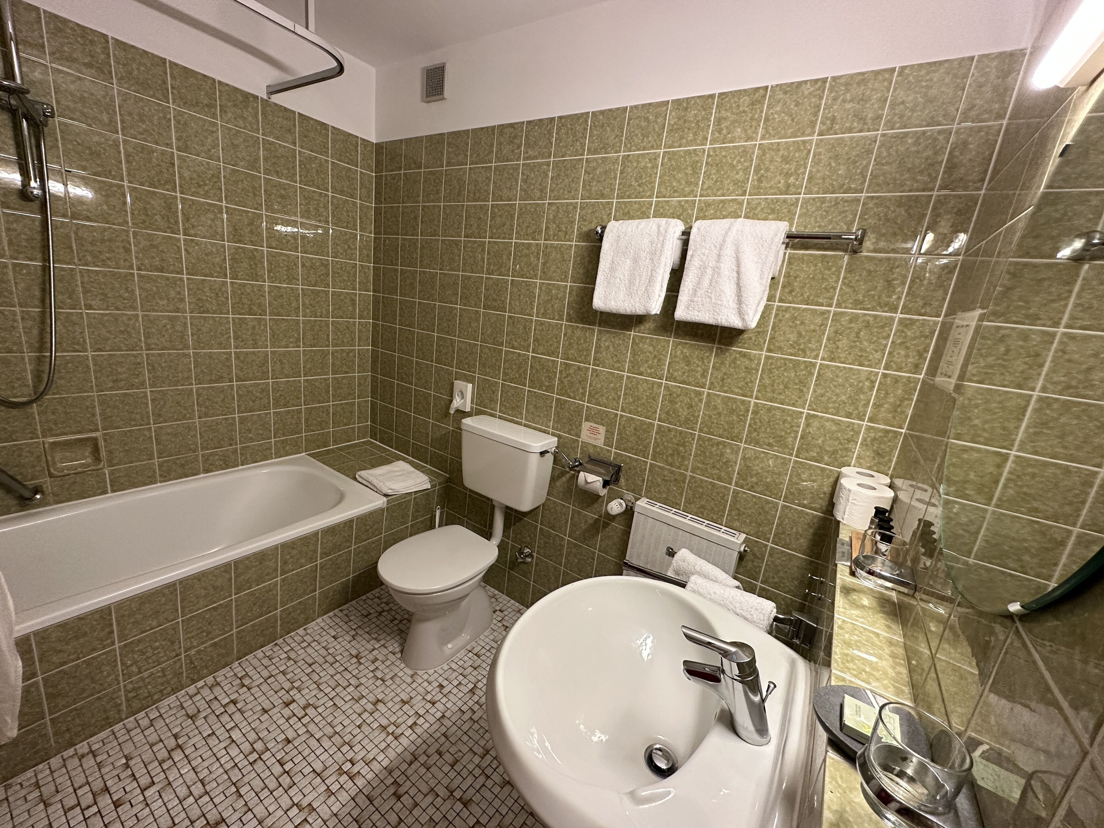 Un baño con bañera, inodoro, lavabo y ducha.