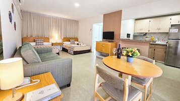 Monolocale Standard, 2 letti matrimoniali | Una cassaforte in camera, ferro/asse da stiro, lenzuola