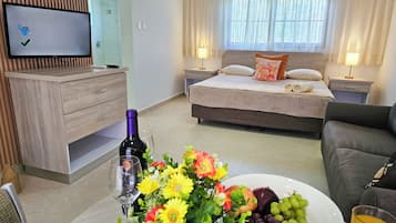 Estudio estándar, 1 cama King size | Caja de seguridad en la habitación y tabla de planchar con plancha