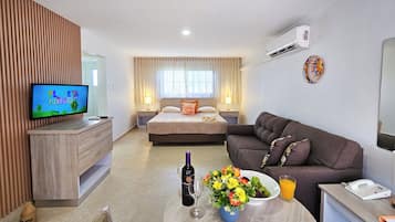 Standard Studio, 1 King Bed | In-room safe, iron/ironing board, bed sheets