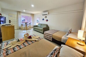 Estúdio standard, 2 camas de casal | Cofres nos quartos, ferros/tábuas de passar roupa, roupa de cama