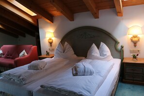 Suite Confort | 1 habitación, escritorio, cortinas blackout y cunas 