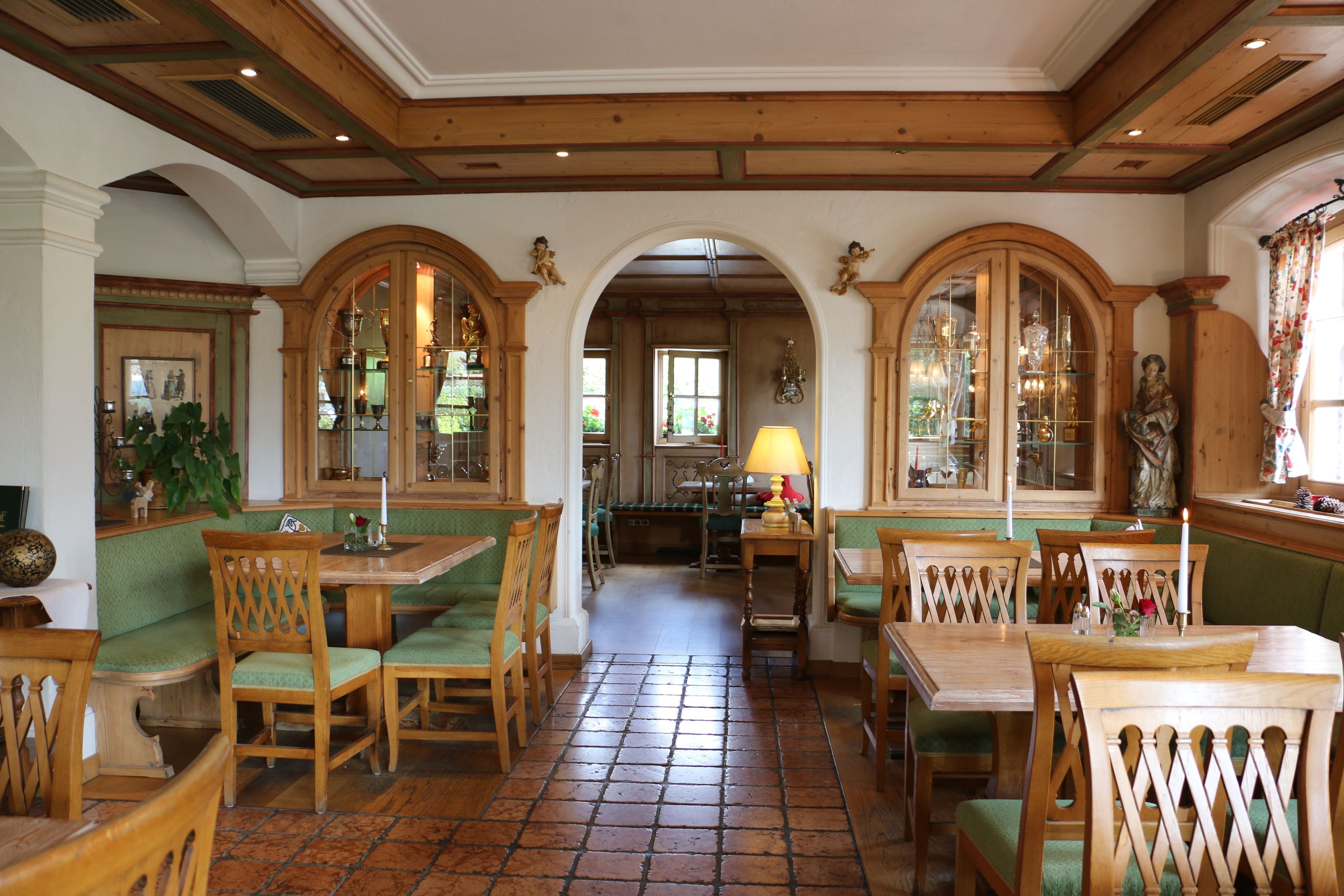 Frühstück, Mittagessen, Abendessen, lokale Küche, Blick auf den Garten 