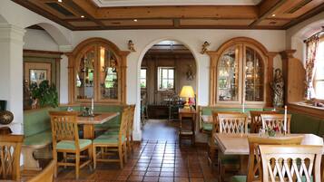 Frühstück, Mittagessen, Abendessen, lokale Küche, Blick auf den Garten