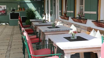 Se sirven desayunos, comidas y cenas con vista al jardín 