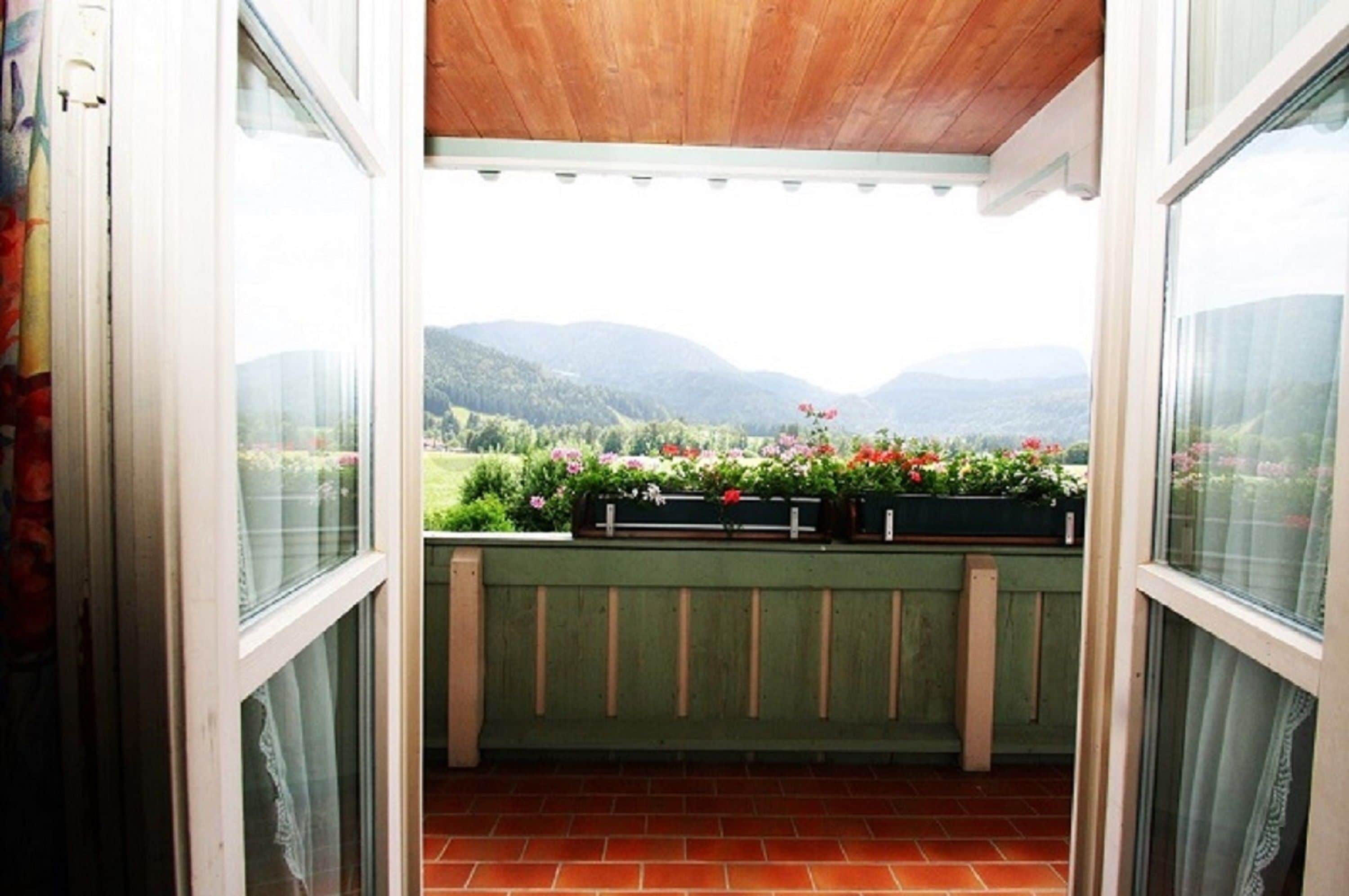 Deluxe Suite | 1 bedroom, desk, blackout drapes, cribs/infant beds