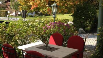 Frühstück, Mittagessen, Abendessen, lokale Küche, Blick auf den Garten