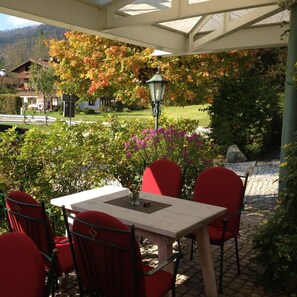 Se sirven desayunos y almuerzos; cocina local; con vista al jardín