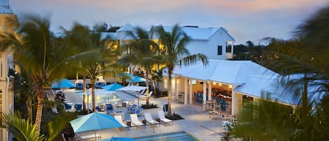 3 piscines extérieures, parasols de plage, chaises longues