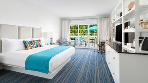 Ylelliset vuodevaatteet, minibaari, tallelokero huoneessa, työpöytä